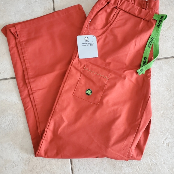 Croc/ Mobb scrub top and bottoms - Picture 6 of 6